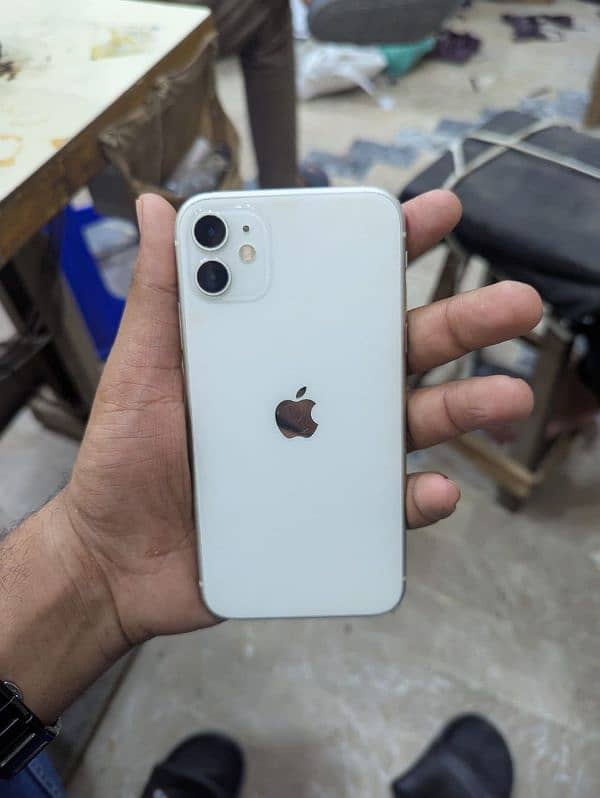 iPhone 11 White colour  64Gb 3