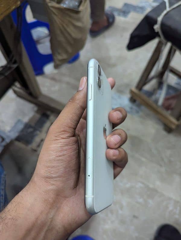 iPhone 11 White colour  64Gb 4