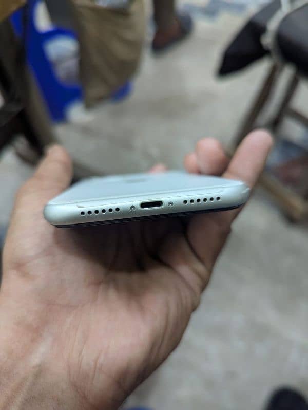 iPhone 11 White colour  64Gb 5