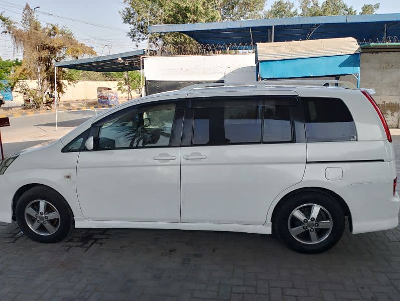 Toyota ISIS 2006 9