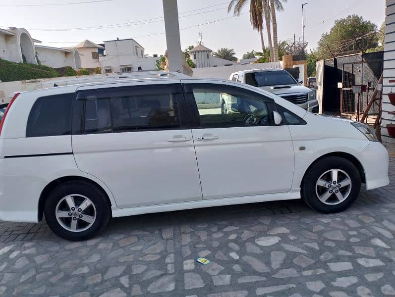 Toyota ISIS 2006 11