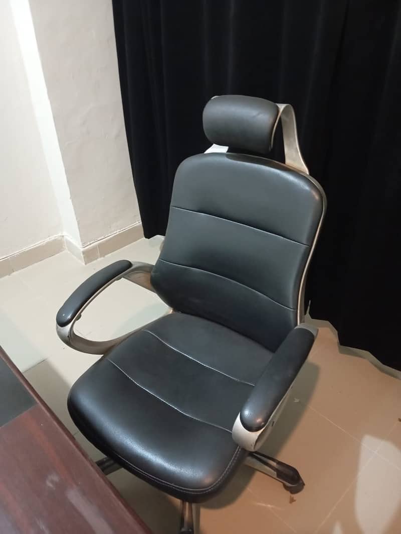 For Sale Resonable Price Office table with chairs 7