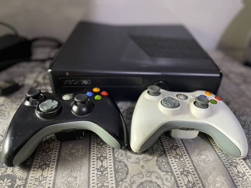 Xbox 360 Slim Jtag with 77 games installed. Like a new. 7