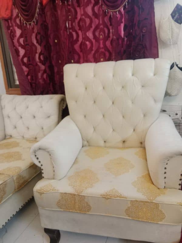 we selling this sofas set 2