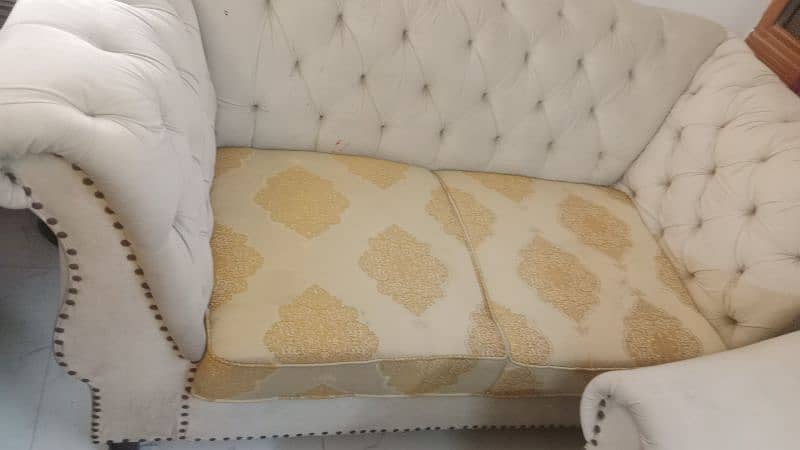 we selling this sofas set 3