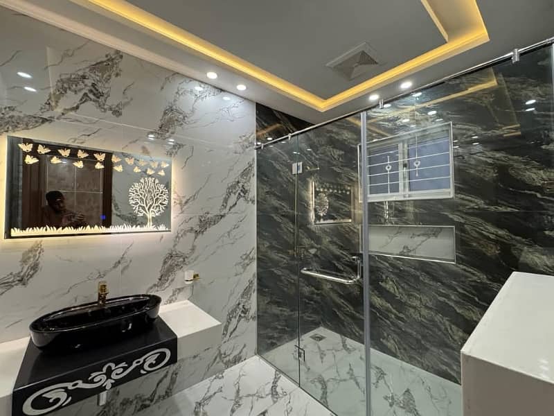 1 Kanal House For Sale 5 Beds Corner 40 Feet Road 14