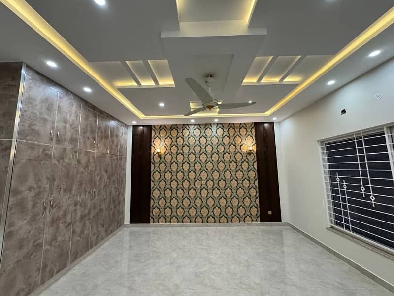 1 Kanal House For Sale 5 Beds Corner 40 Feet Road 16