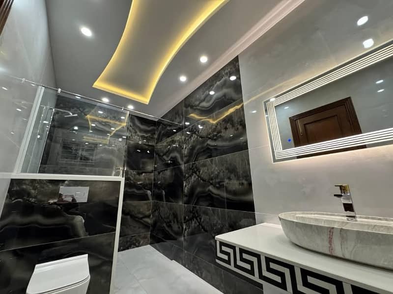 1 Kanal House For Sale 5 Beds Corner 40 Feet Road 17