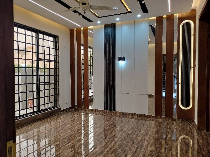 1 Kanal House For Sale 5 Beds Corner 40 Feet Road 20