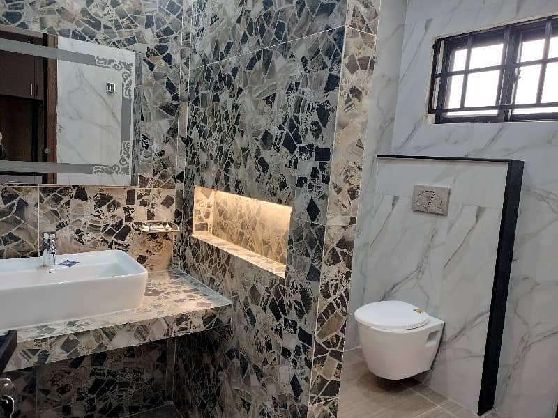 1 Kanal House For Sale 5 Beds Corner 40 Feet Road 25