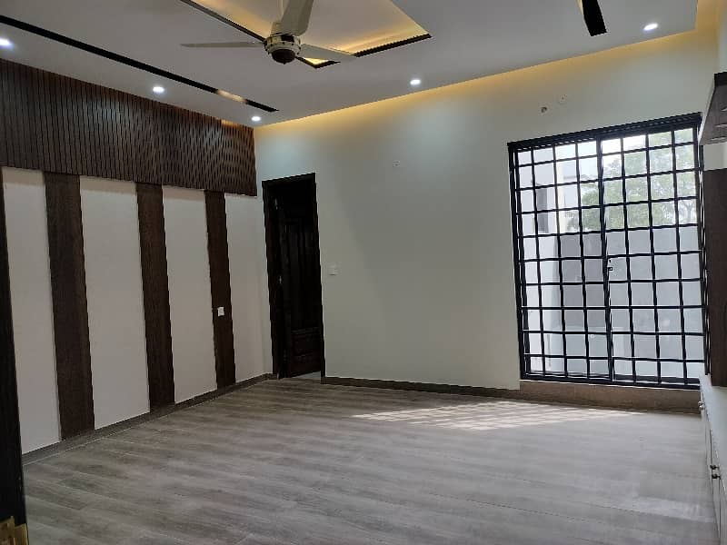 1 Kanal House For Sale 5 Beds Corner 40 Feet Road 27