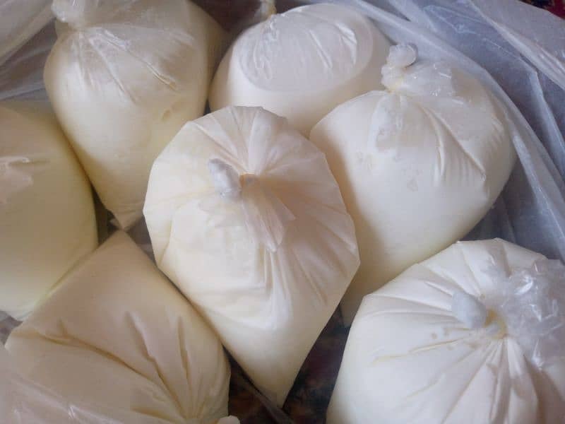 Fresh and pure healthy goat milk available 0