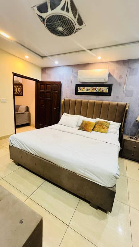 One Bedroom Vip apartment available on daily basis in bahria town LHR 4