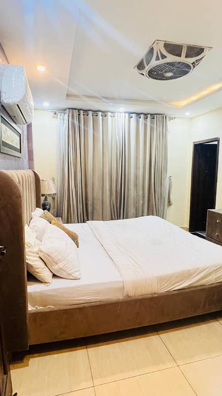 One Bedroom Vip apartment available on daily basis in bahria town LHR 5