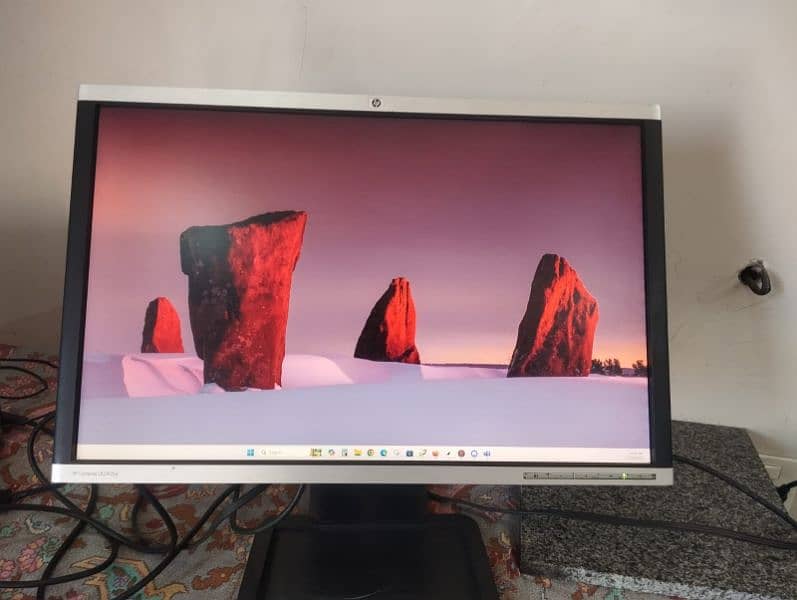 HP 24 inches LED 10