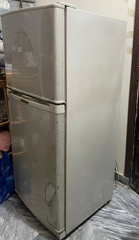 Dawlance Medium Size Fridge 0