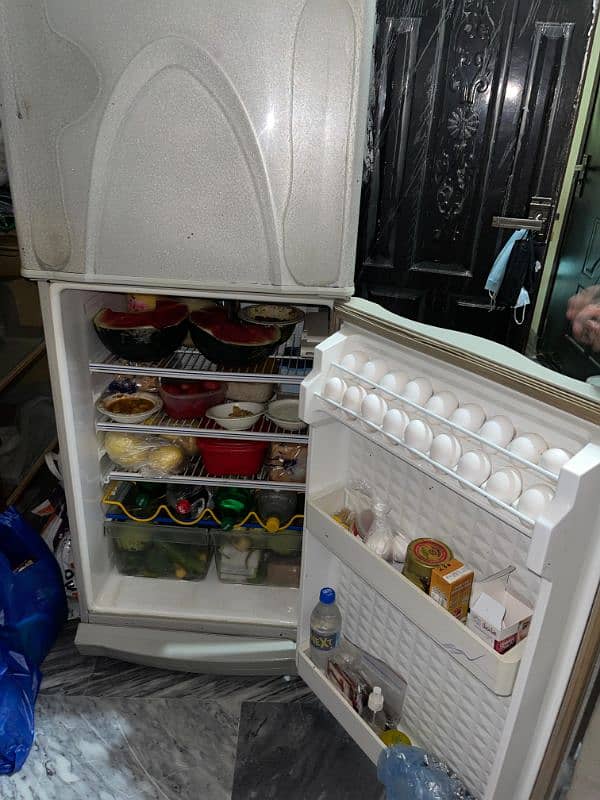 Dawlance Medium Size Fridge 4