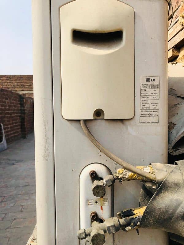 1.5 ton AC good condition 8