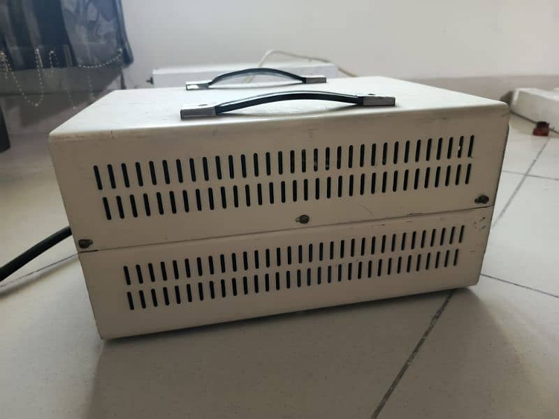 Universal Stabilizer 7000 Watts voltage 1