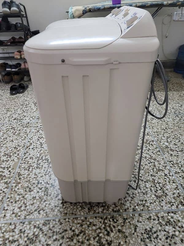 Haier Twin-Tub 8-kg washing machine 2