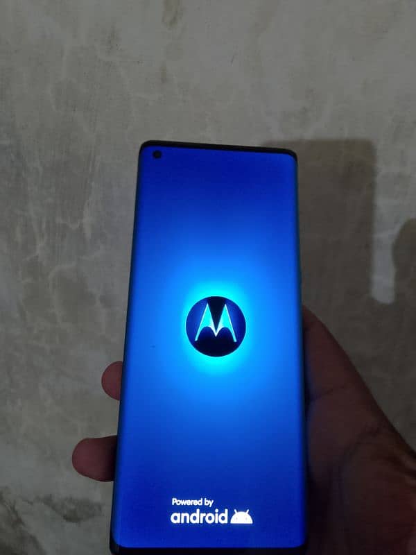 Moto Edge+ 12/256 logo pe ruka hy software ka masla hy urgent sale 0