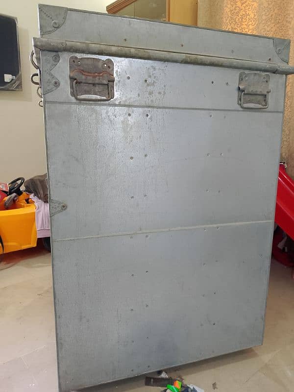 Trunk no rust very thik sheet old like new. . 1