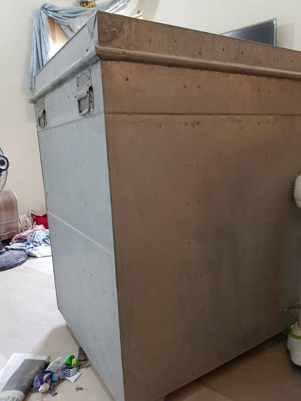 Trunk no rust very thik sheet old like new. . 2