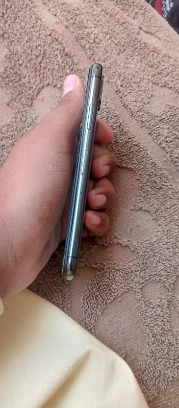 iPhone XS 10 by 10 condition 82 bettery health 64 hn 8