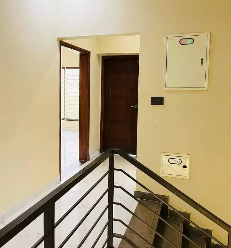 125sq yd 3 Bedrooms Luxury Villa is Available FOR RENT. 8km from Entrance of BTK. 3 Bed DDL 1 Kitchen 8