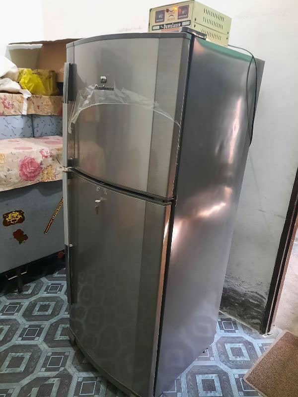 Dawlance refrigerator large size with stebliser. 0