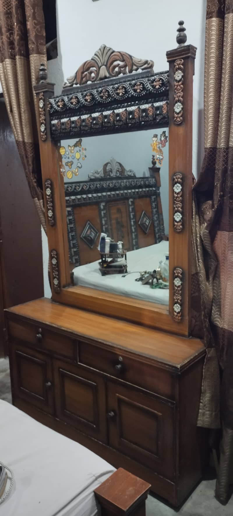 King-size Bed with dress table and side tables 3