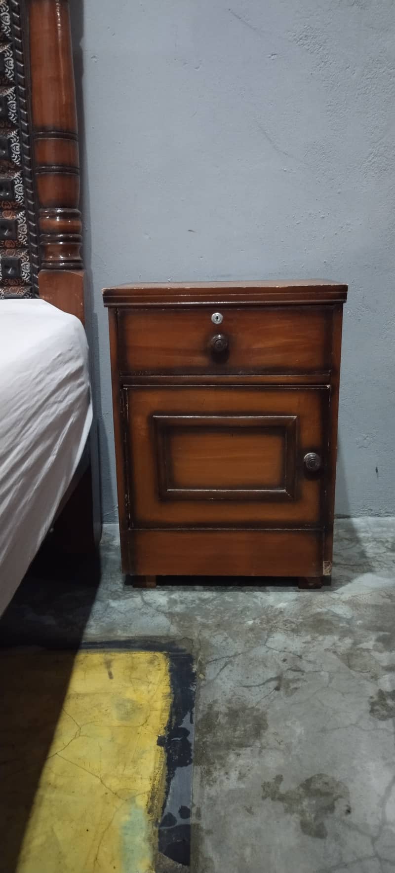 King-size Bed with dress table and side tables 4