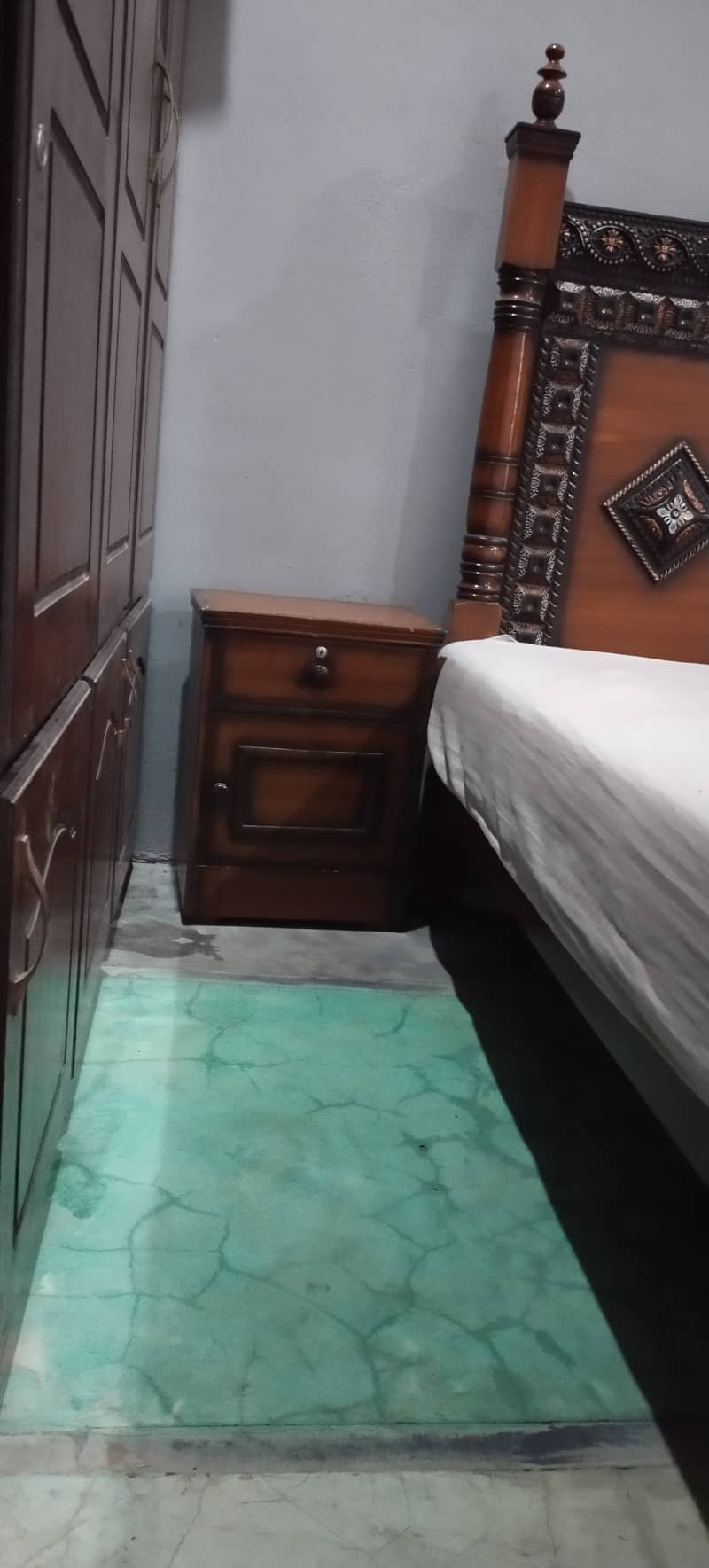King-size Bed with dress table and side tables 5