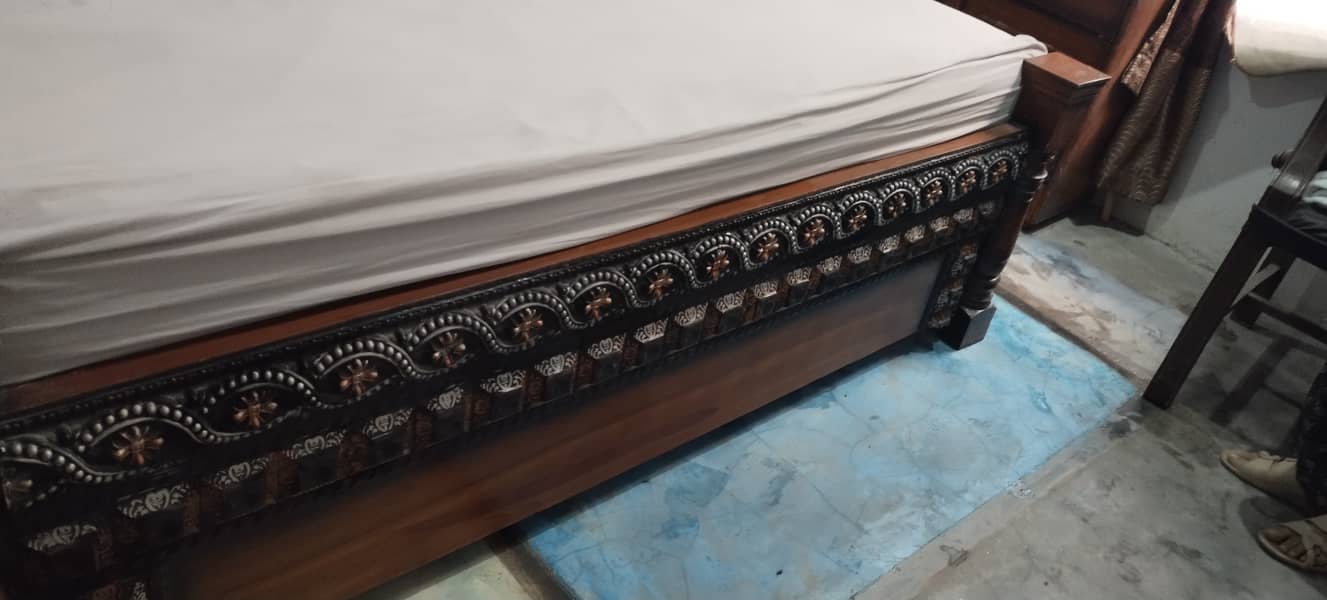 King-size Bed with dress table and side tables 6