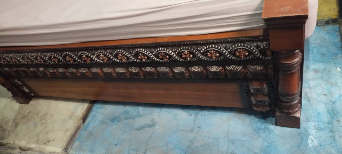 King-size Bed with dress table and side tables 7