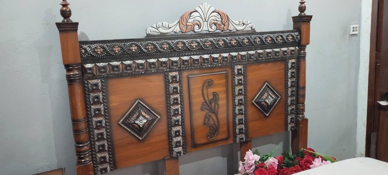King-size Bed with dress table and side tables 9