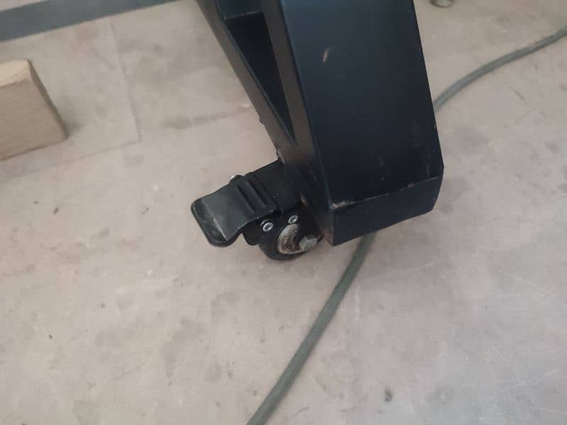 Computer or office chair and table 4