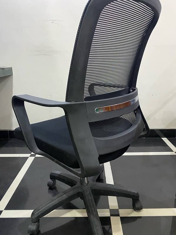 Comfortable Mesh Office Chair with Wheels – Good Condition 0