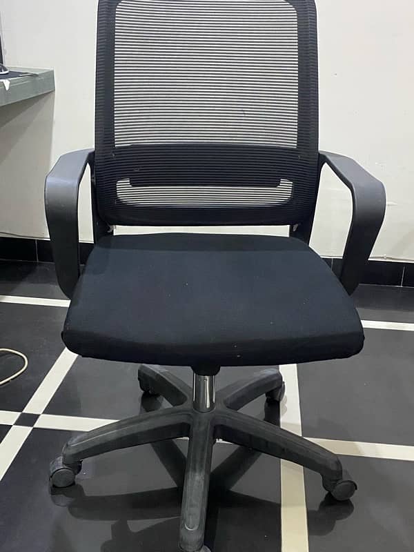 Comfortable Mesh Office Chair with Wheels – Good Condition 2