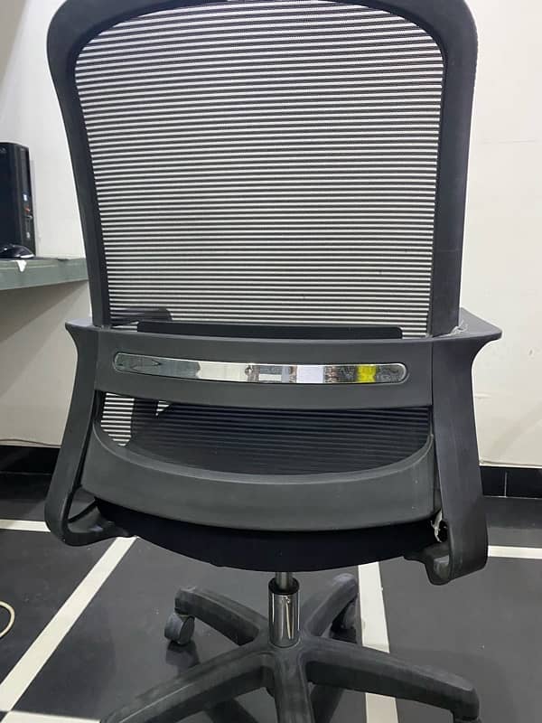 Comfortable Mesh Office Chair with Wheels – Good Condition 3