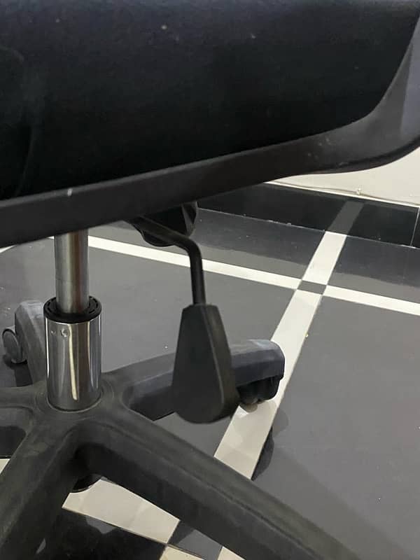 Comfortable Mesh Office Chair with Wheels – Good Condition 4