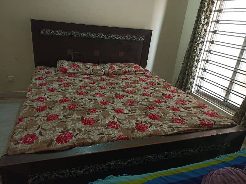 double bed with side tables 0