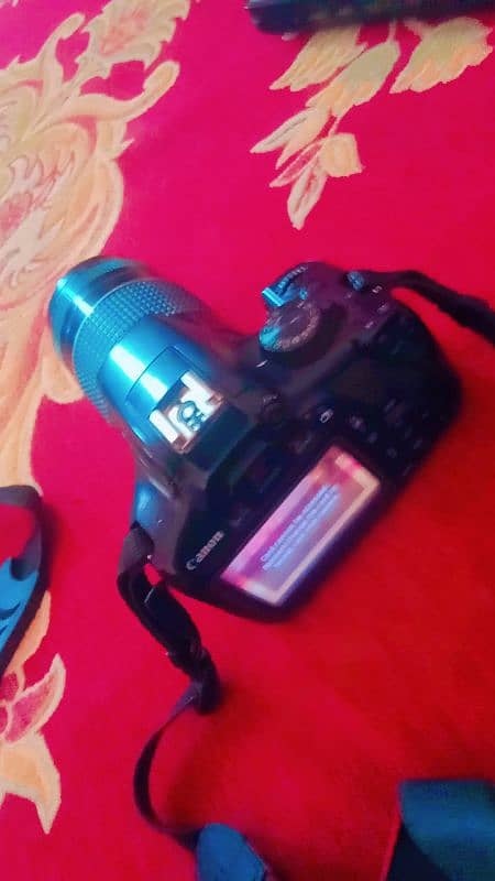 Canon DSLR camera 0