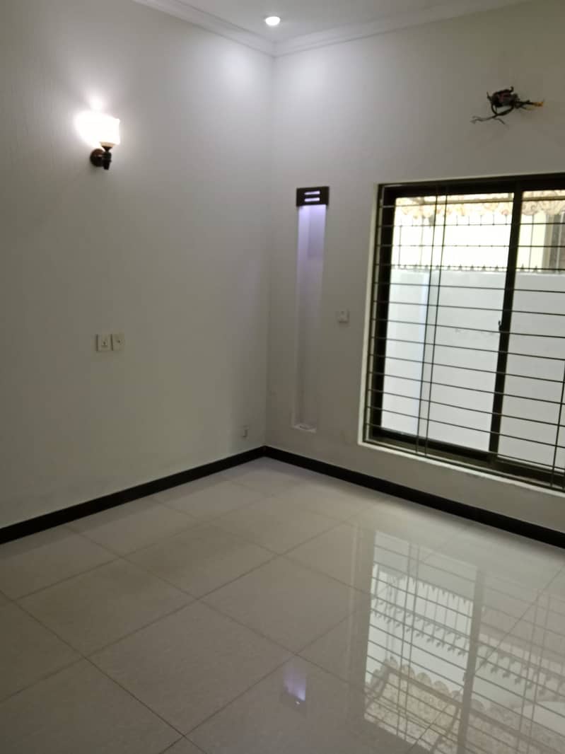 WAPDA TOWN USED BUT VERY GOOD CONDITION HOUSE IS AVAILABLE FOR SALE 2