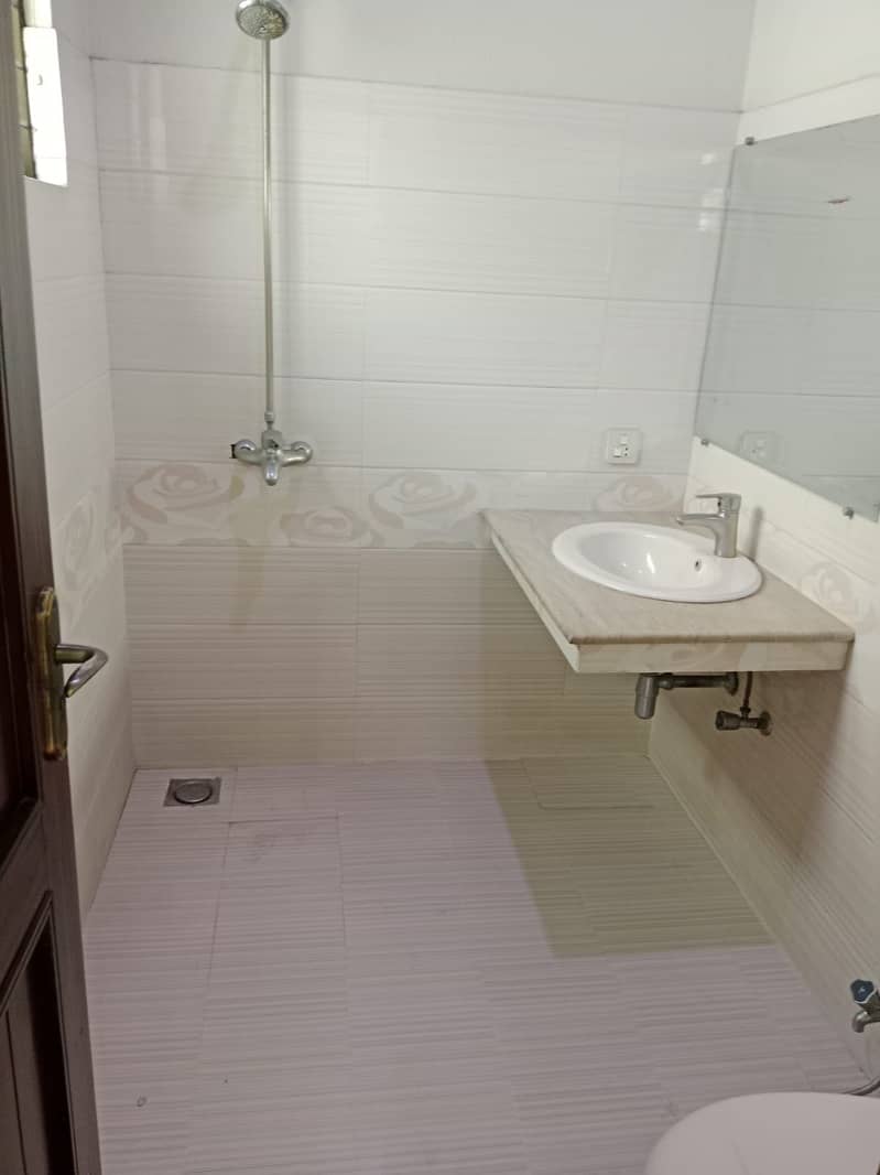 WAPDA TOWN USED BUT VERY GOOD CONDITION HOUSE IS AVAILABLE FOR SALE 31