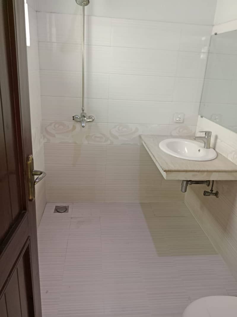 WAPDA TOWN USED BUT VERY GOOD CONDITION HOUSE IS AVAILABLE FOR SALE 32