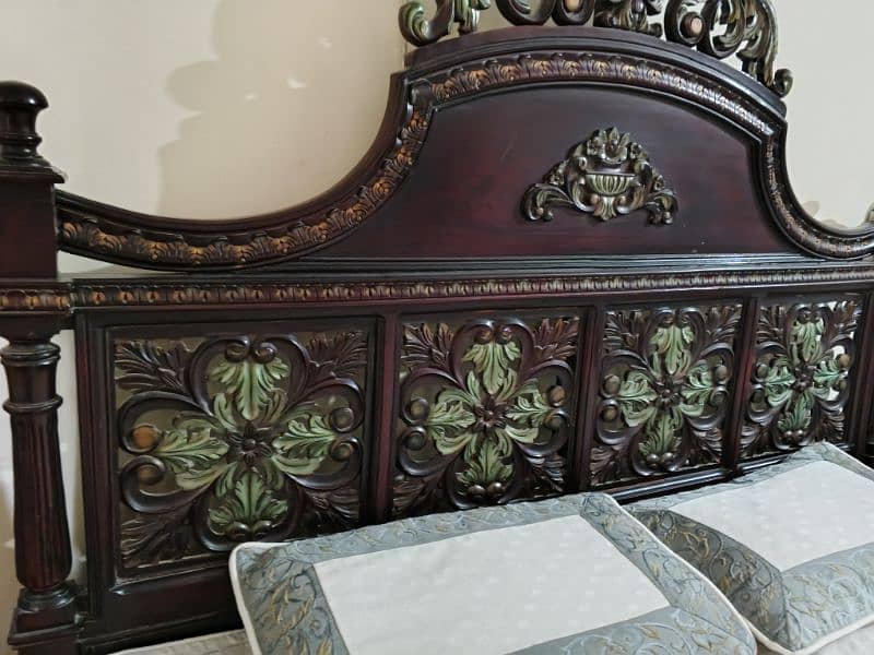 1 master bed, 1 dressing table and 2 side tables 1
