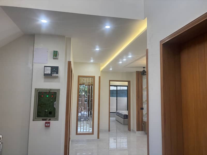 DHA RAHBAR 10 MARLA MODREN STYLE MOST BEAUTIFUL HOUSE AVAILABLE FOR SALE 2