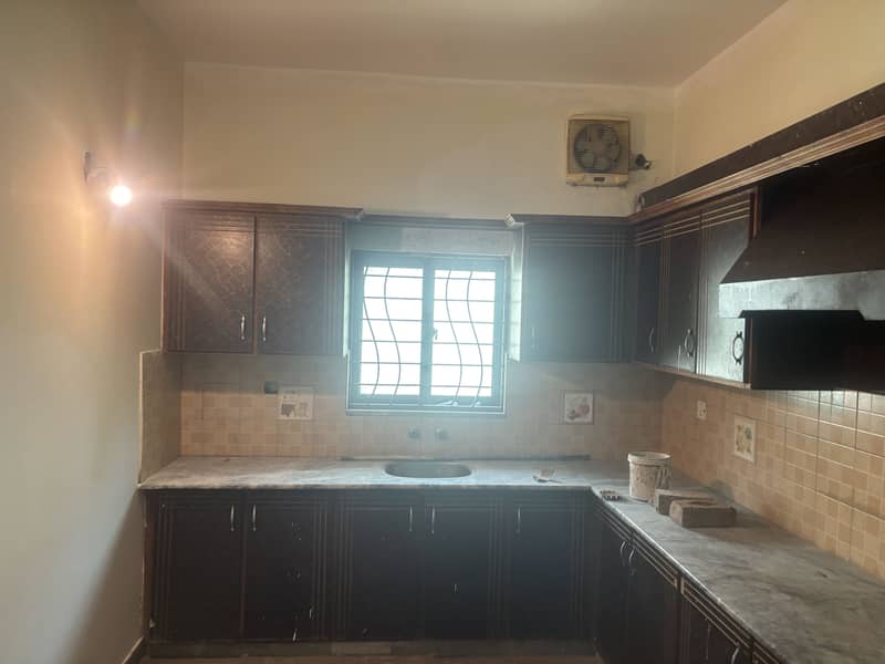 8 MARLA USED HOUSE BUT VERY GOOD CONDITION IS AVAILABLE FOR SALE 6