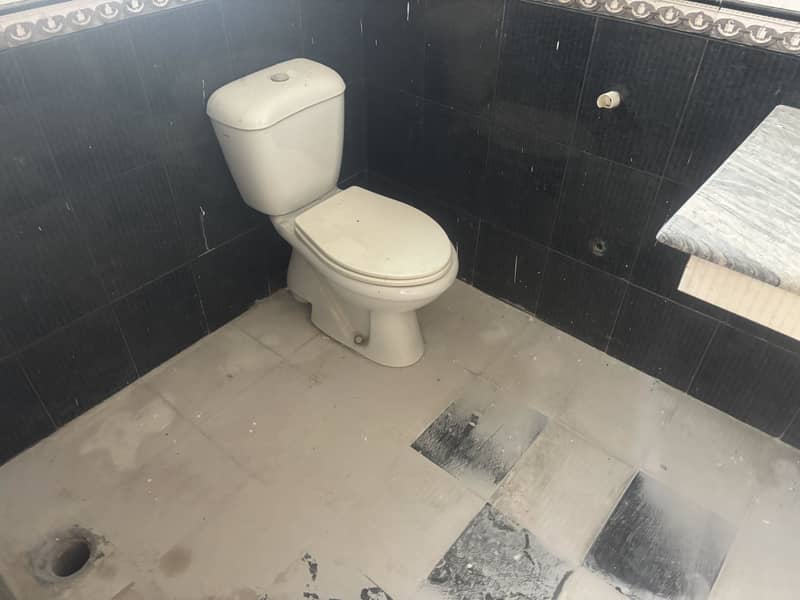 8 MARLA USED HOUSE BUT VERY GOOD CONDITION IS AVAILABLE FOR SALE 8